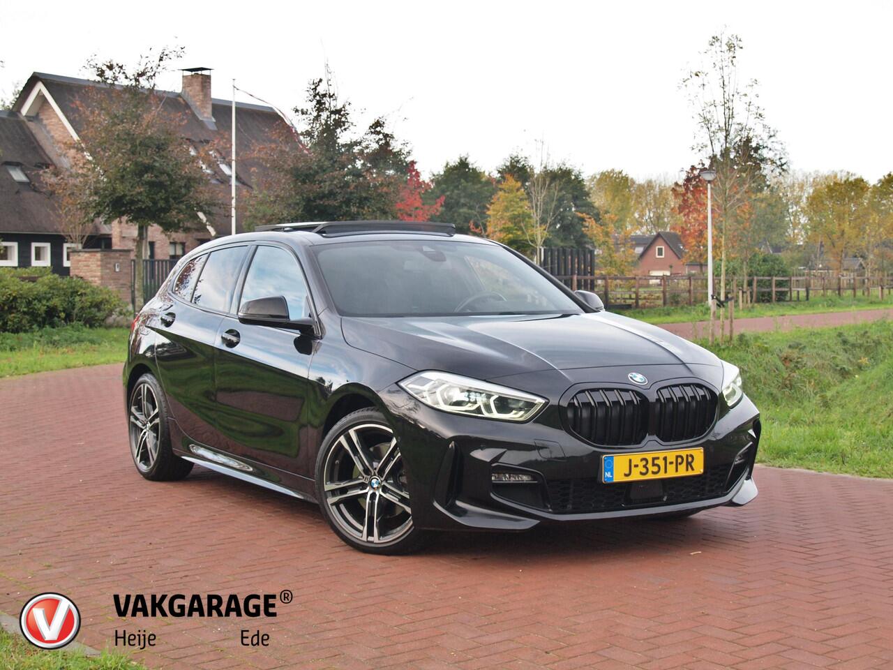 BMW 1-SERIE 118i Executive Edition | M Sport | Panoramadak | Camera | Schaalstoelen | Apple Carplay | Cruise Control |