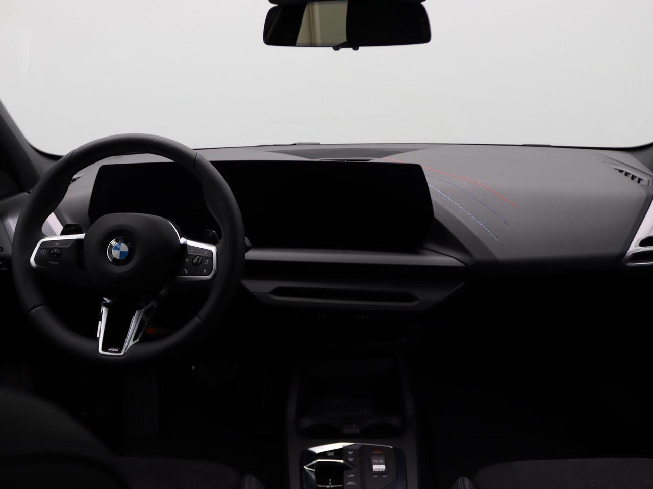 BMW 1-SERIE 120 M Sportpakket | Premium Pack | Stuurwielrand Verwarmd | Achteruitrijcamera | Driving Assistant | 19''