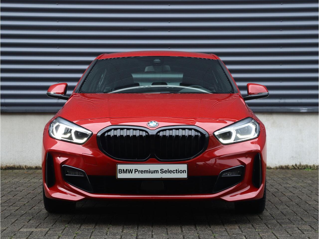 BMW 1-SERIE 5-deurs 118i | Executive | M Sportpakket | Climate Control | Apple Carplay | Parkeersensoren | Sportstoelen | Uitgebreide Shadowline | 17'' LMV