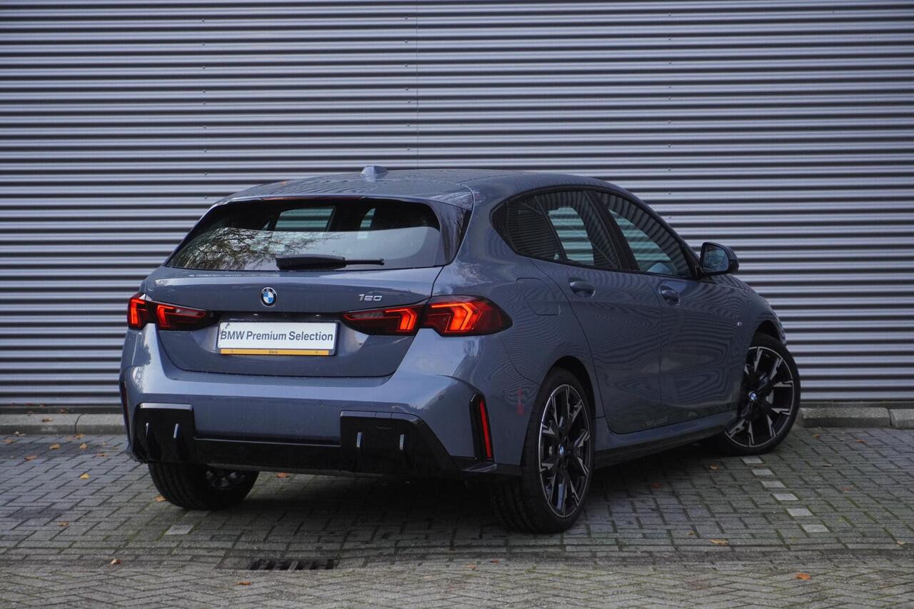 BMW 1-SERIE 120 M Sportpakket | Alarmsysteem klasse 3 | Comfort Access | Elektrisch verstelbare stoelen | Driving Assistant | Parking Assistant Plus | BMW Head-Up Display