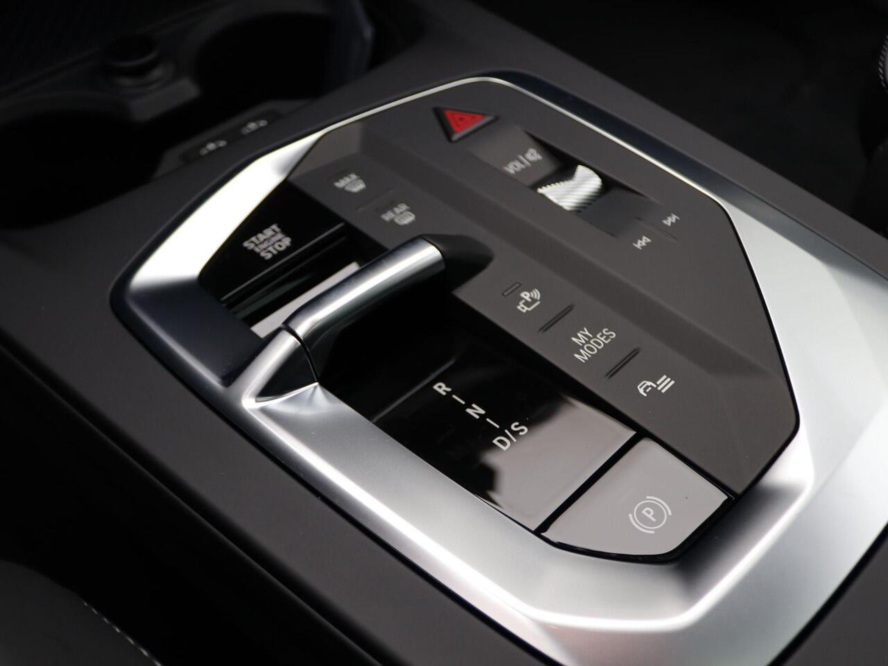 BMW 1-SERIE 120 M Sportpakket Pro | Premium Pack | Stuurwielrand Verwarmd | Panoramadak | Driving Assistant | Parking Assistant | 19''