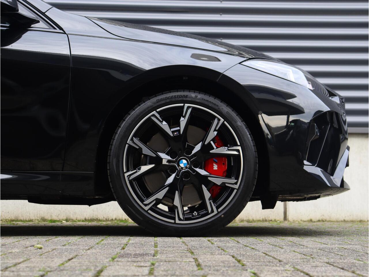 BMW 1-SERIE 120 | M Sportpakket Pro | Panodak | Harman Kardon | Driving Assistant | Achteruitrijcamera | Comfort Access | 19'' LMV