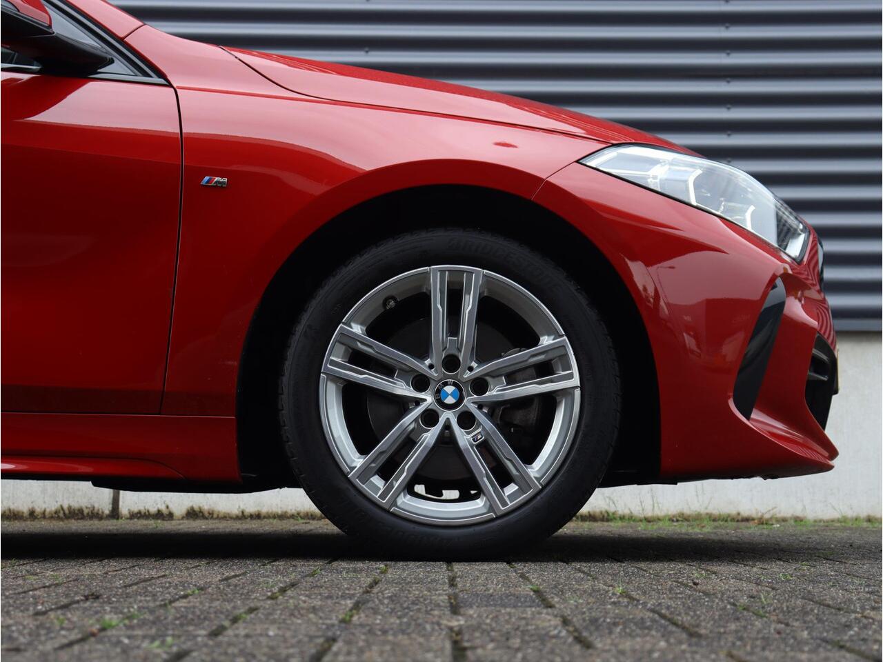 BMW 1-SERIE 5-deurs 118i | Executive | M Sportpakket | Climate Control | Apple Carplay | Parkeersensoren | Sportstoelen | Uitgebreide Shadowline | 17'' LMV