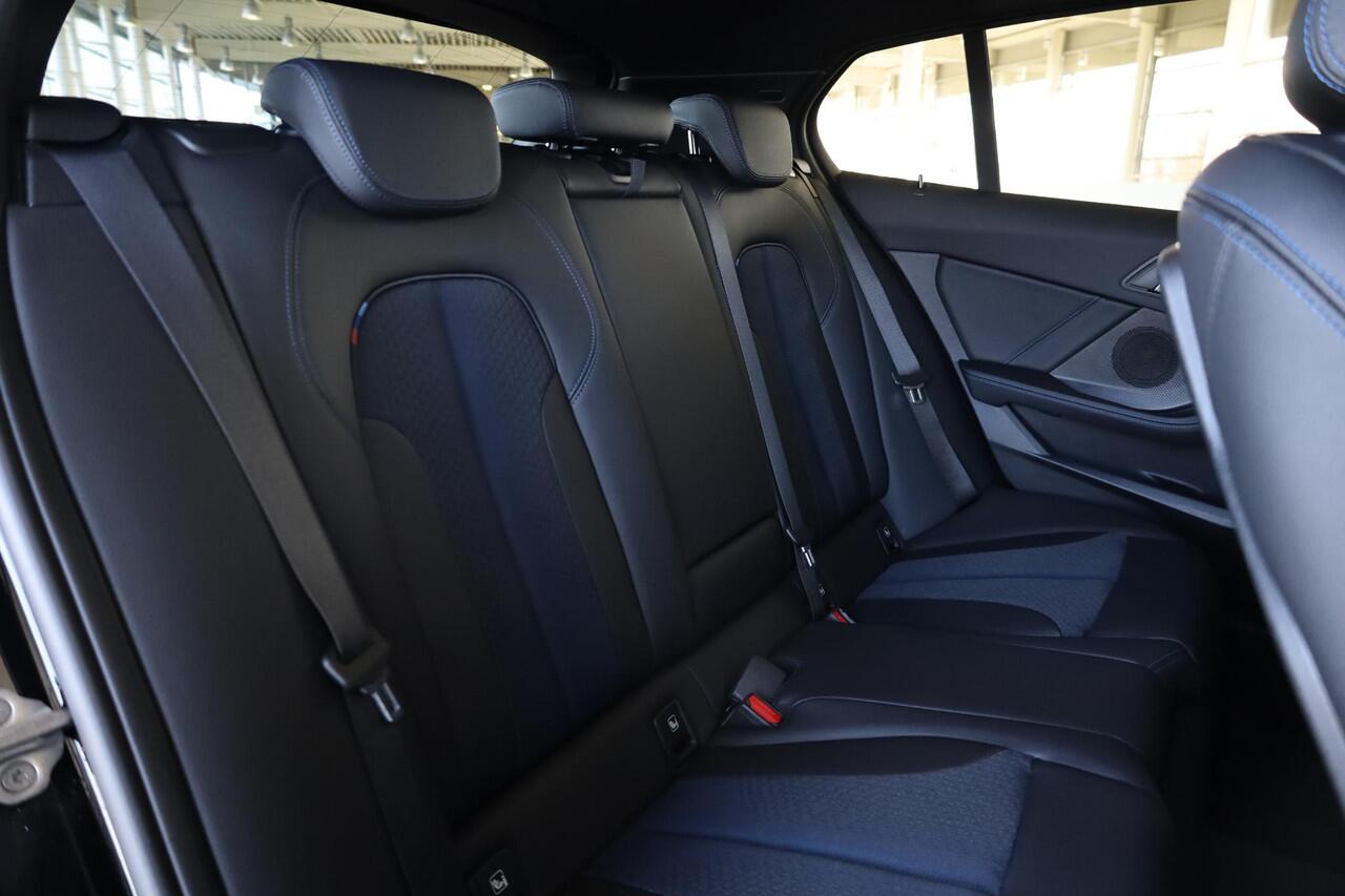 BMW 1-SERIE 118i | M Sportpakket | Panoramadak | HI-FI | Stoel & stuurwielverwarming | Shadow Line | Achteruitrijcamera