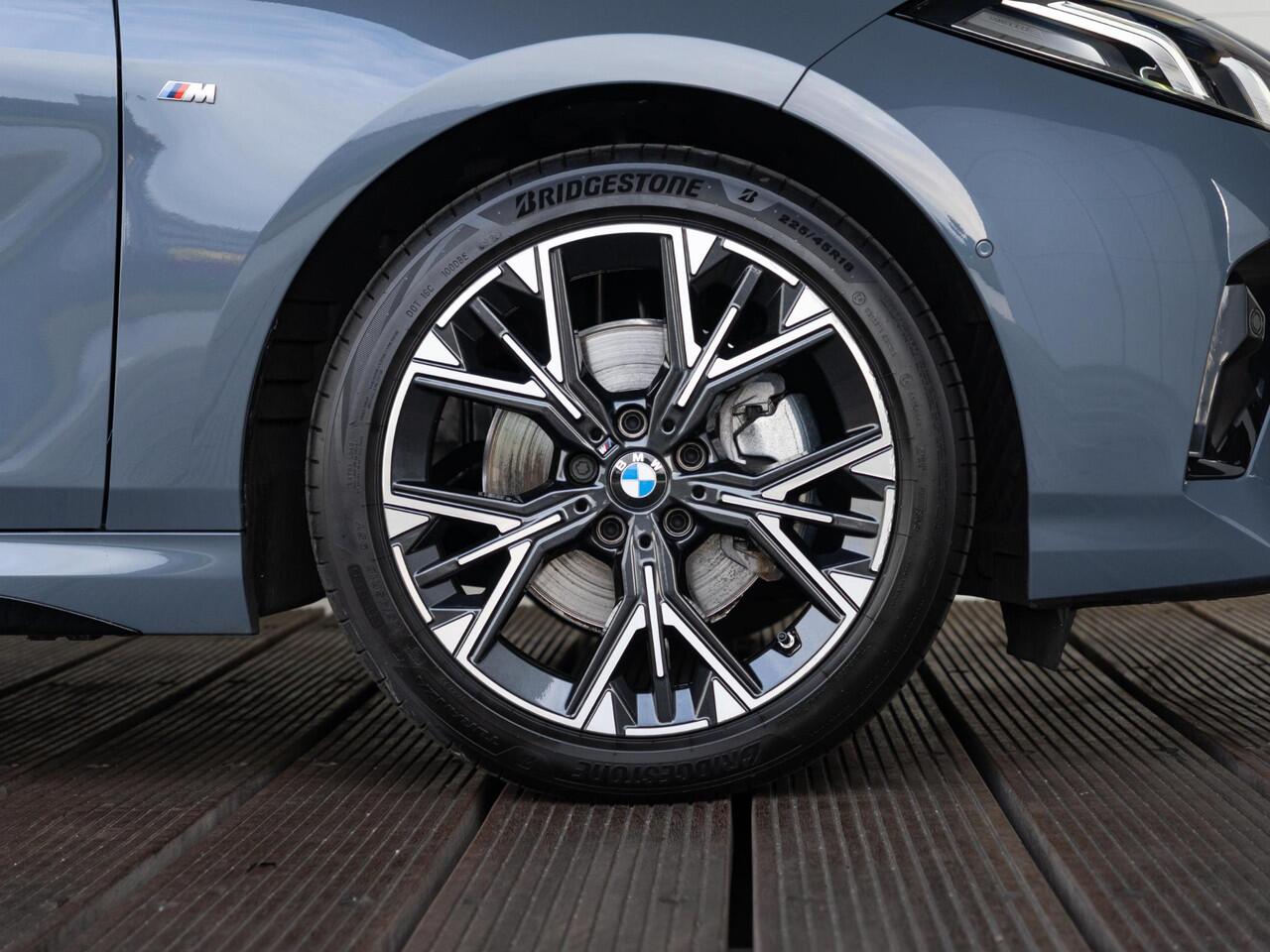 BMW 1-SERIE 120 | M Sportpakket | Driving Assistant | Achteruitrijcamera | Stoelverwarming | PDC | 18''