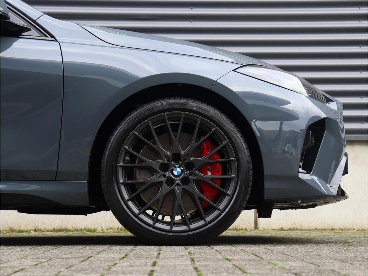 BMW 1-SERIE 120 | M Sportpakket Pro | Panodak | Harman Kardon | Head-Up | Driving Assistant Plus | Parking Assistant Plus | Elektr. Voorstoelen | Comfort Access | 19'' LMV