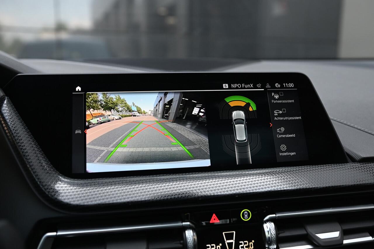 BMW 1-SERIE 118i Executive Sport Line / Panoramadak / Sportstoelen / LED / Hifi / Parking Assistant / Live Cockpit Professional