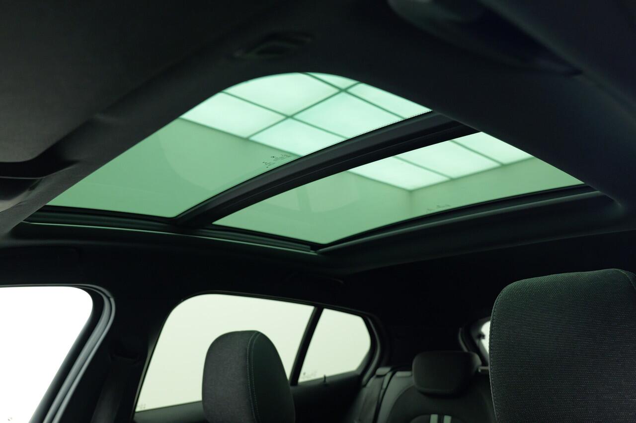 BMW 1-SERIE 118i Executive Edition | Pano | Stoelverwarming | Half leer