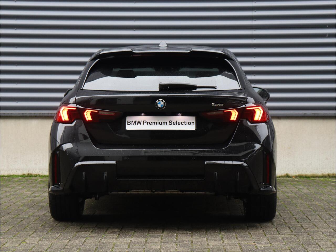 BMW 1-SERIE 120 | M Sportpakket Pro | Panodak | Trekhaak | Comfort Access | Stoelverwarming | Achteruitrijcamera | Driving Assistant | 18'' LMV