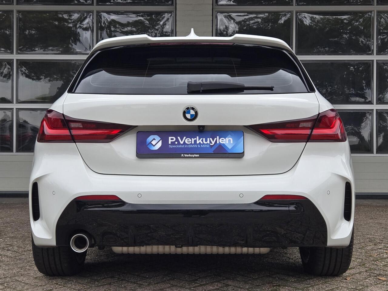 BMW 1-SERIE 118i High M SPORT | PANORAMA | CAMERA | LEDER | SPORTSTOELEN | 18 INCH LM VELGEN | TREKHAAK |