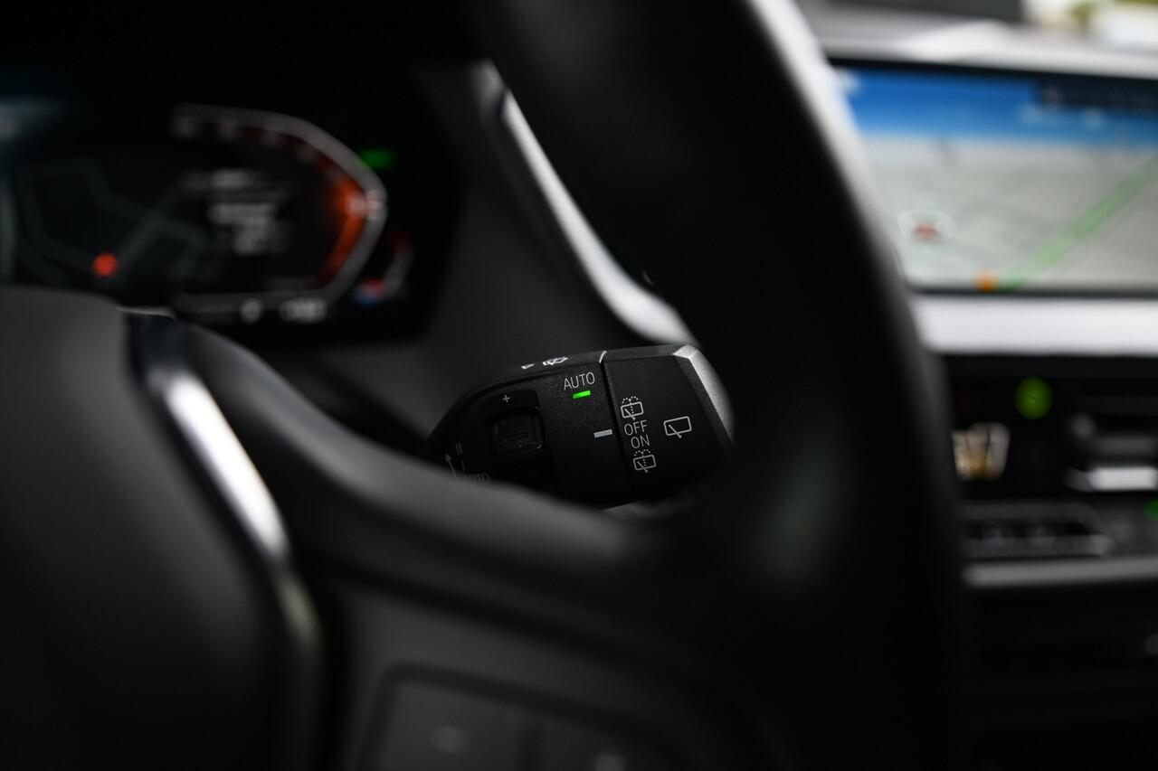 BMW 1-SERIE 118i Sport Line Automaat / Trekhaak / Sportstoelen / LED / Live Cockpit Professional / Cruise Control / PDC