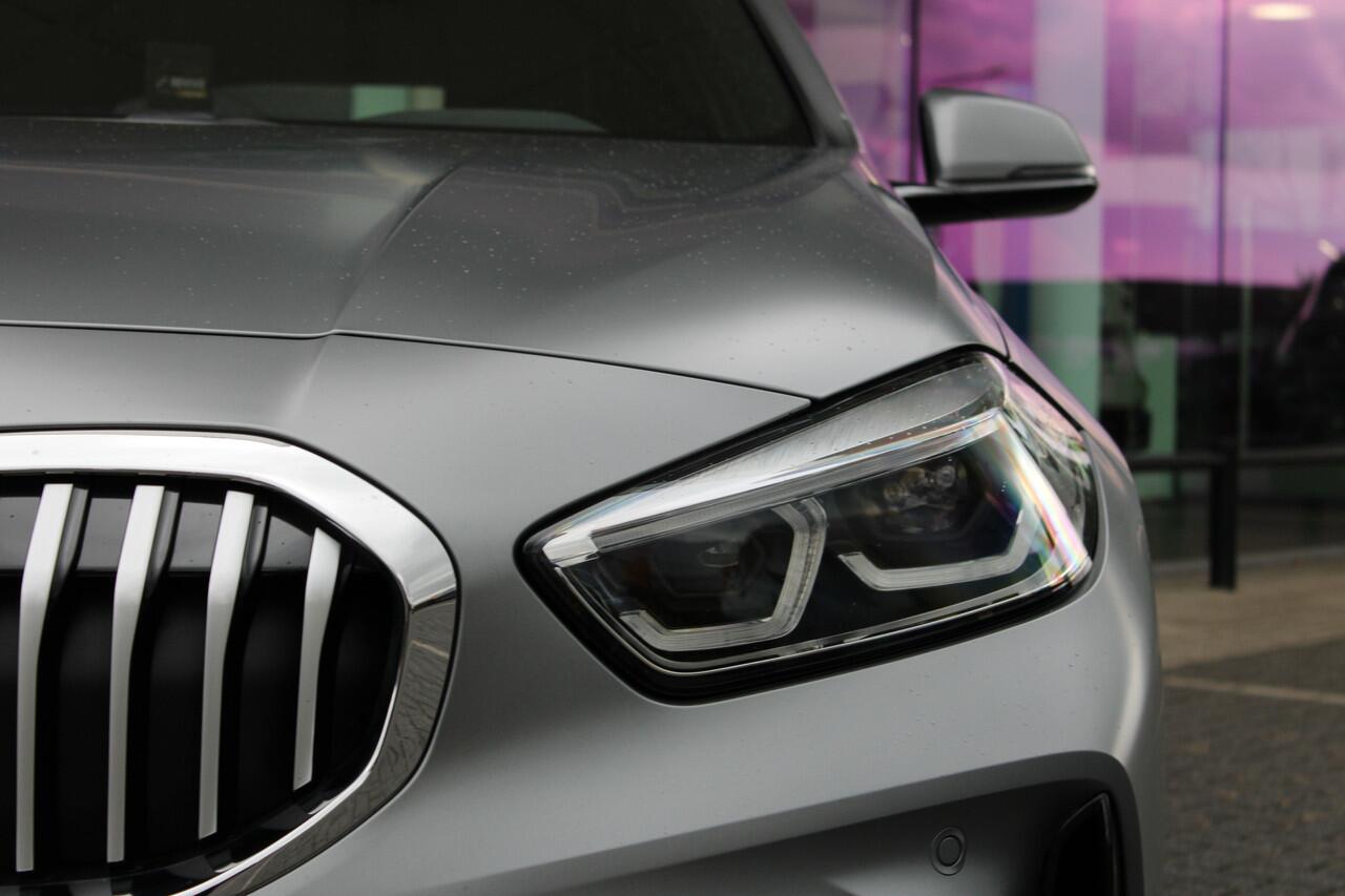 BMW 1-SERIE 118i M Sport Automaat / Panoramadak / Sportstoelen / Achteruitrijcamera / LED / Live Cockpit Professional / M Sportonderstel