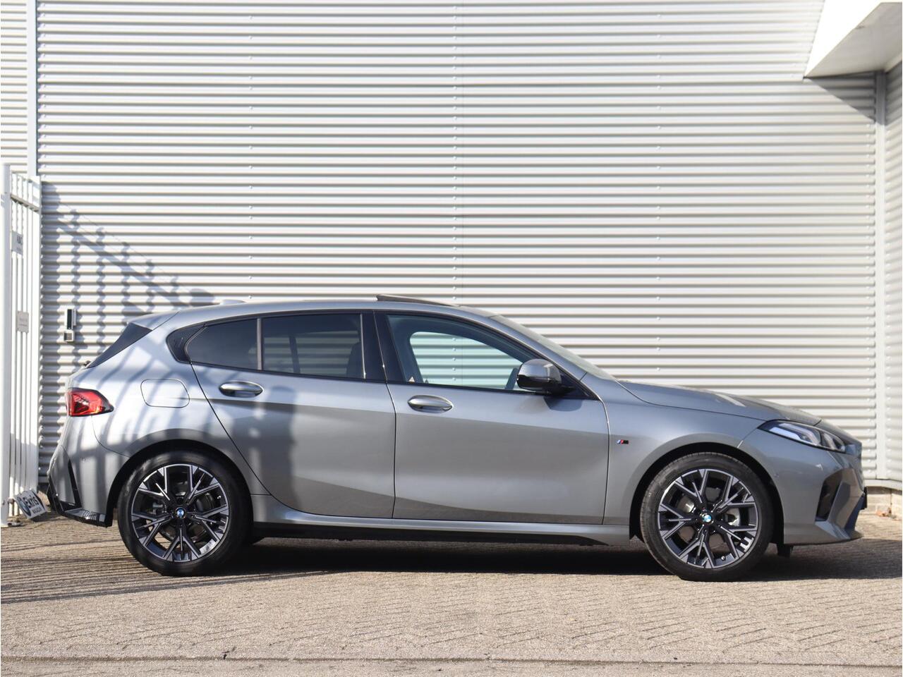 BMW 1-SERIE 5-deurs 120 | M Sportpakket | Panodak | Getint Glas | Camera | Sportstoelen | Climate Control | Verwambare Voorstoelen | 18'' LMV