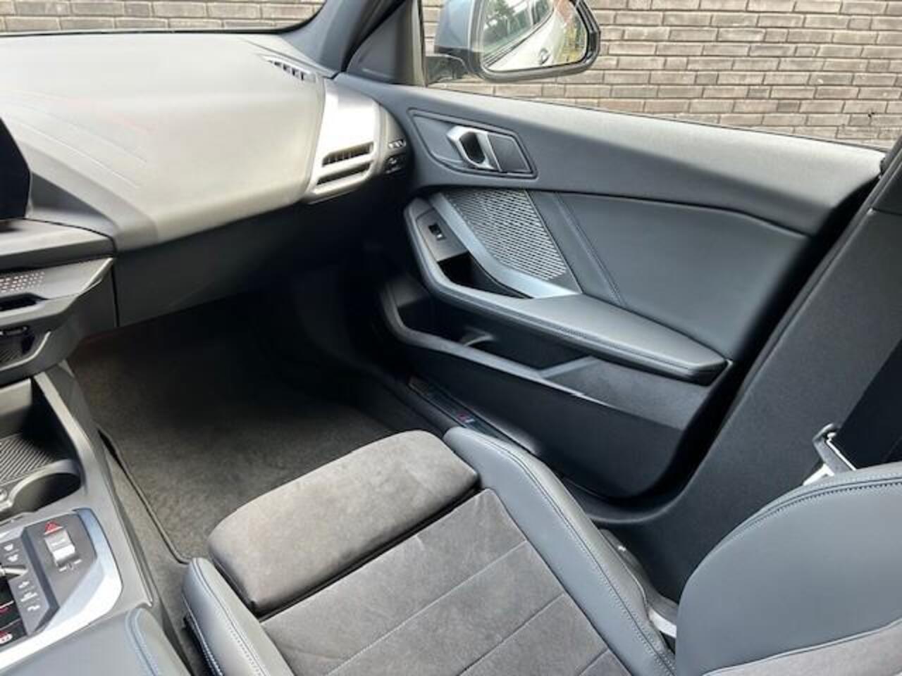 BMW 1-SERIE 120 M-Sport Design Edition l Sfeer Verlichting l Automaat l Apple Carplay