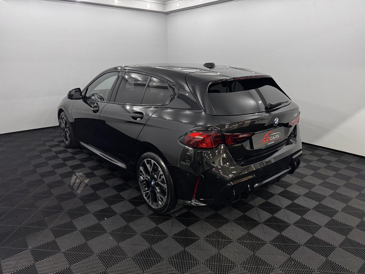 BMW 1-SERIE 120 M Sport Half leder, 360 Camera, Navi, Keyless start, Head-up display, Cruise control adaptief, 3 jaar garantie