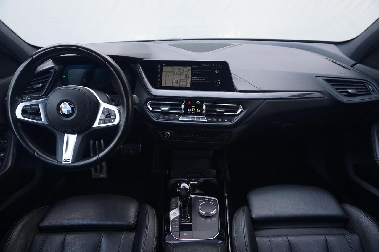 BMW 1-SERIE 118i High Executive M Sportpakket | Glazen panoramadak | Stoelverwarming | Leder Dakota Schwarz | Hi-Fi | M Sportstoelen