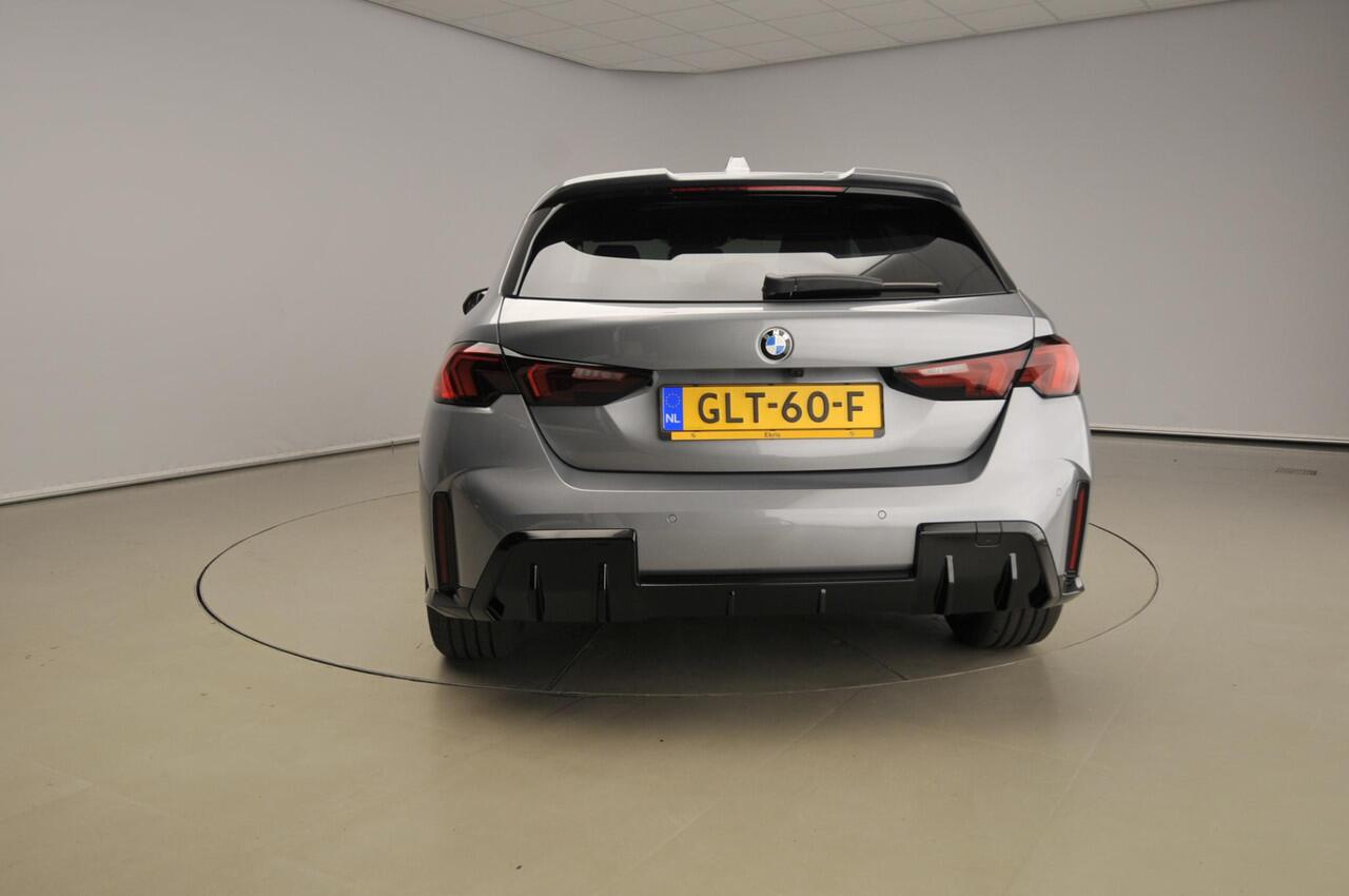 BMW 1-SERIE 120 | M-Sportpakket | LED | Navigatie | Schuifdak | Keyles go | Active cruise | DAB | Harman-kardon sound | Alu 18 inch