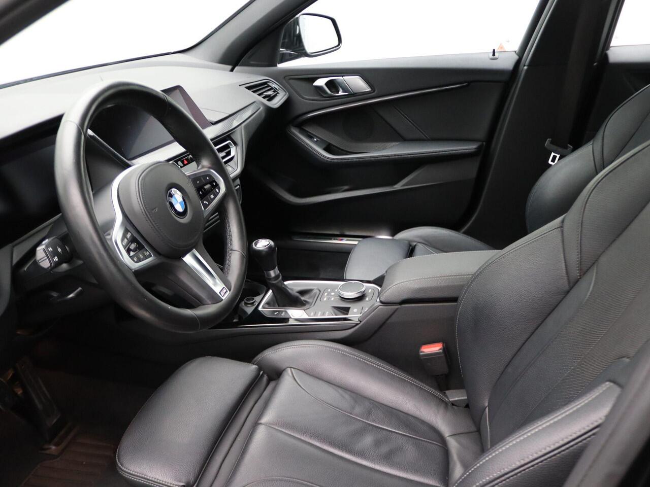 BMW 1-SERIE 118i High Executive Edition | BMW Live Cockpit Professional | Parkeerhulpsysteem | Sportstoel | 17"