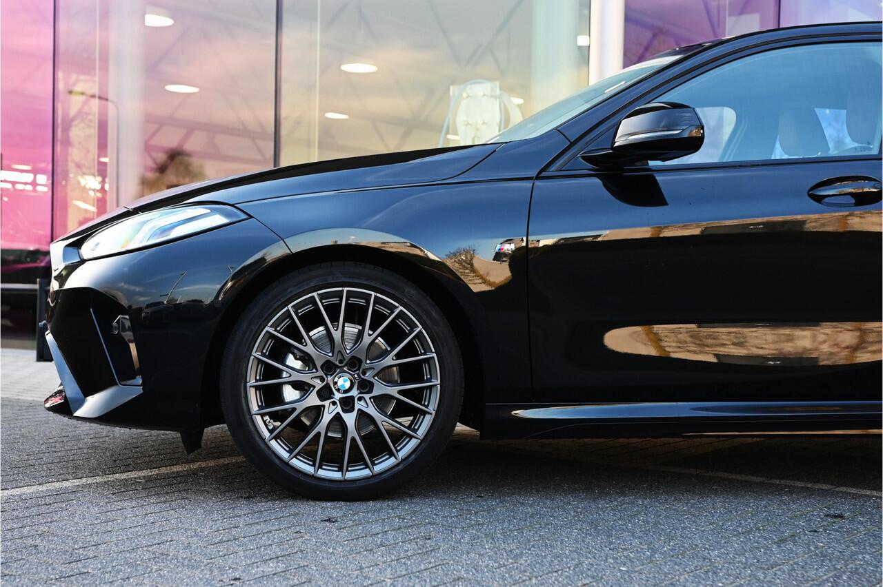 BMW 1-SERIE 120 M Sport Automaat / Sportstoelen / Achteruitrijcamera / M Adaptief onderstel / Stoelverwarming / 19" LMV
