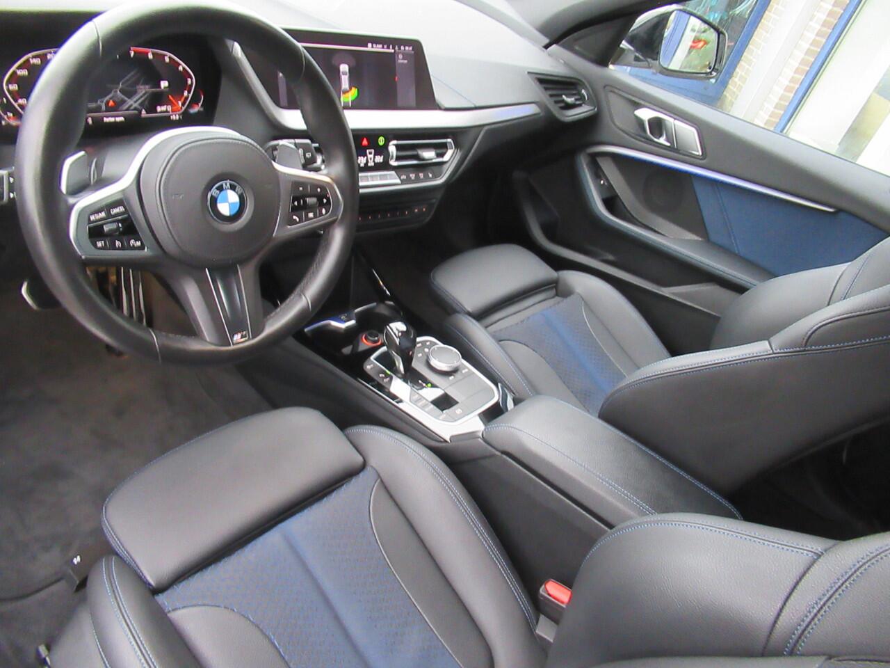 BMW 1-SERIE M135i xDrive Executive Edition 306 PK, Full LED / Carplay / PDC / Stoelverwarming / 19' M dubbelspaak velgen
