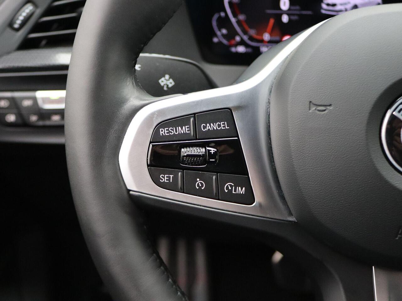 BMW 1-SERIE 118i M Sportpakket | Stoelverwarming | Achteruitrijcamera | Sportstoelen | 17"