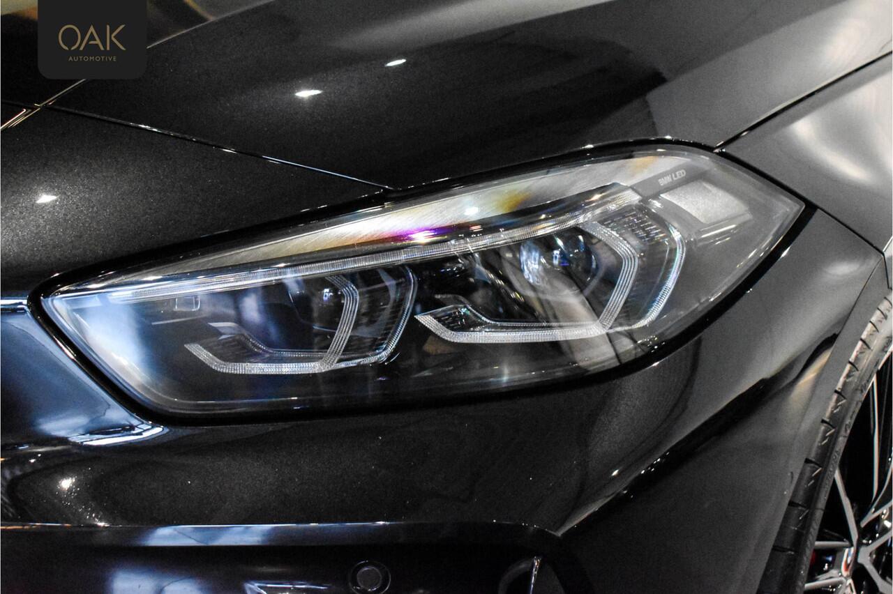 BMW 1-SERIE M135i xDrive | Live Cockpit | Panorama | Schaalstoelen | Memory | H&K | Head-Up | ACC | 19"LM | Saphire Zwart