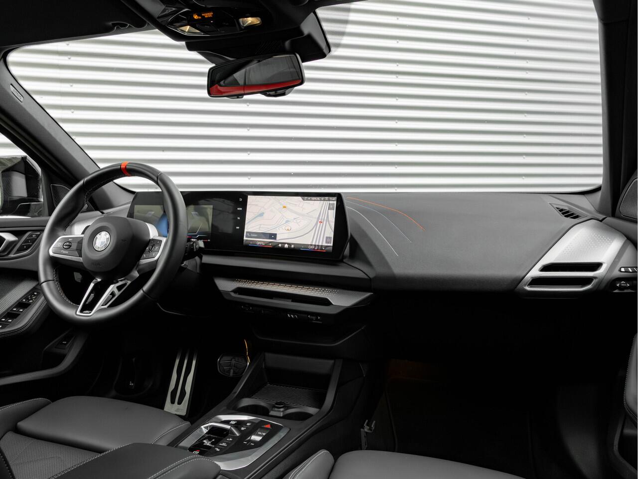 BMW 1-SERIE M135 xDrive - Pano - Driving Ass - Harman Kardon - Camera