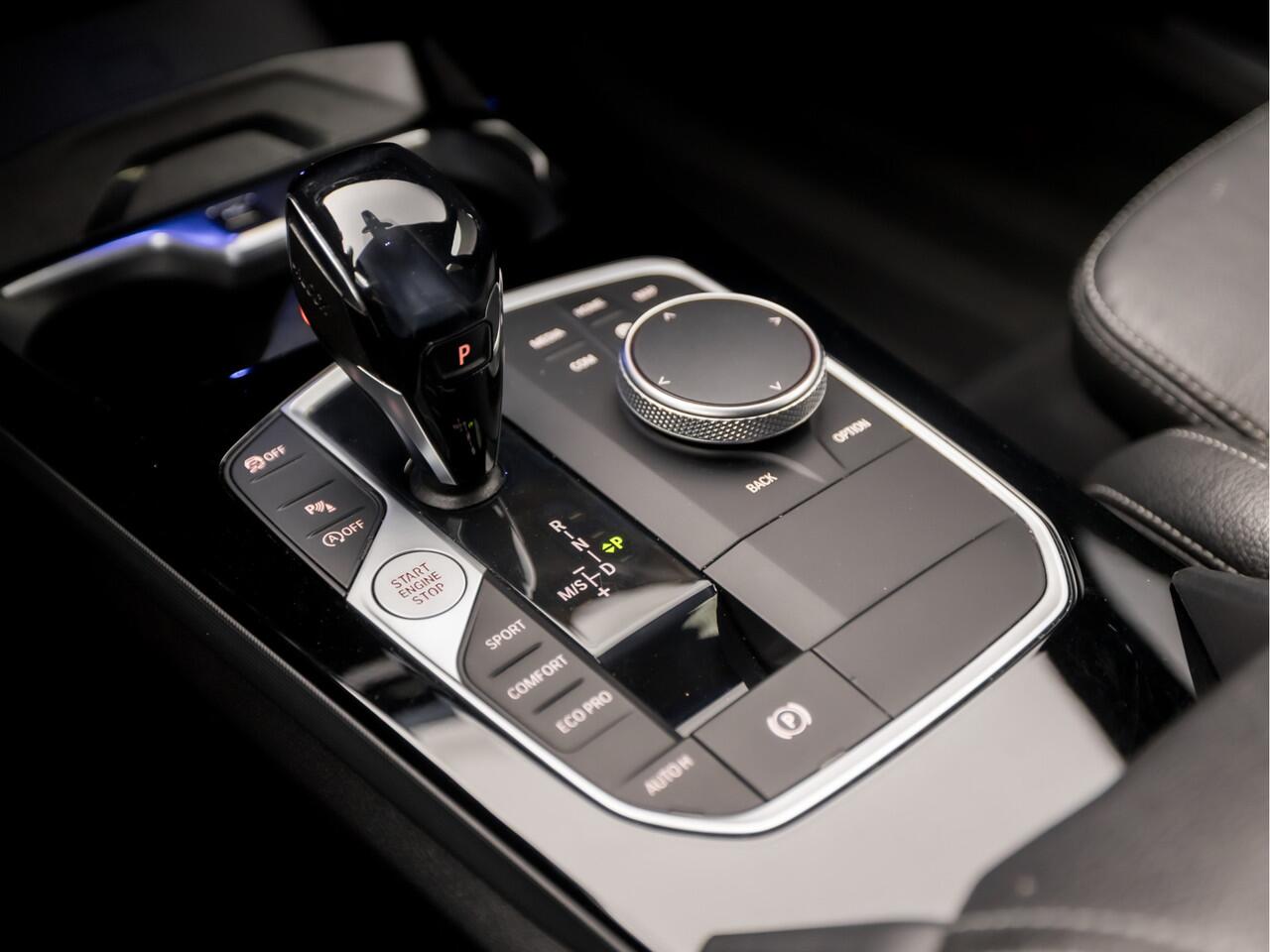 BMW 1-SERIE 118i M Sport High Executive Automaat (APPLE CARPLAY, M PAKKET, GROOT NAVI, LEDER, STOELVERWARMING, SPORTSTOELEN, LANE ASSIST, CRUISE, DAB+, NIEUWSTAAT)