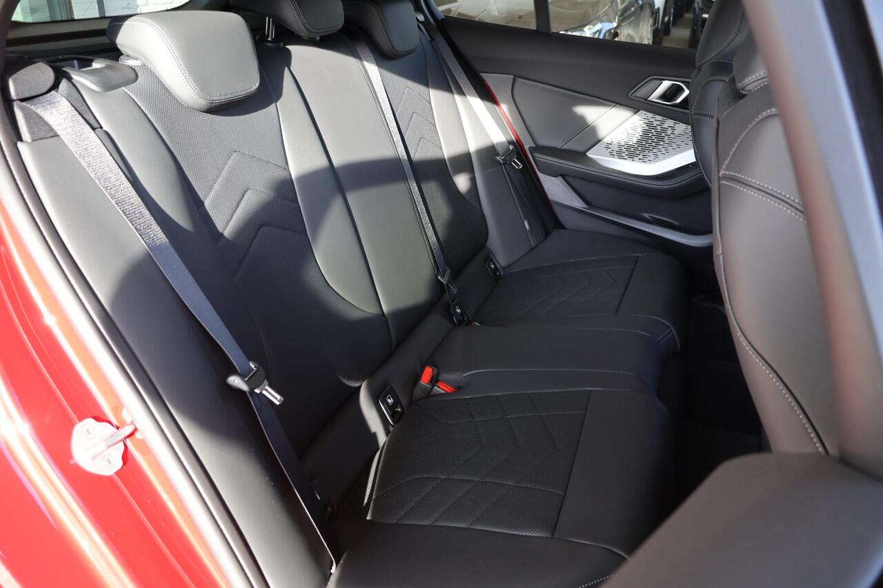 BMW 1-SERIE 120 M Sport Design Edition | Driving Assistant | Voorstoelen Verwarmd | Apple Carplay