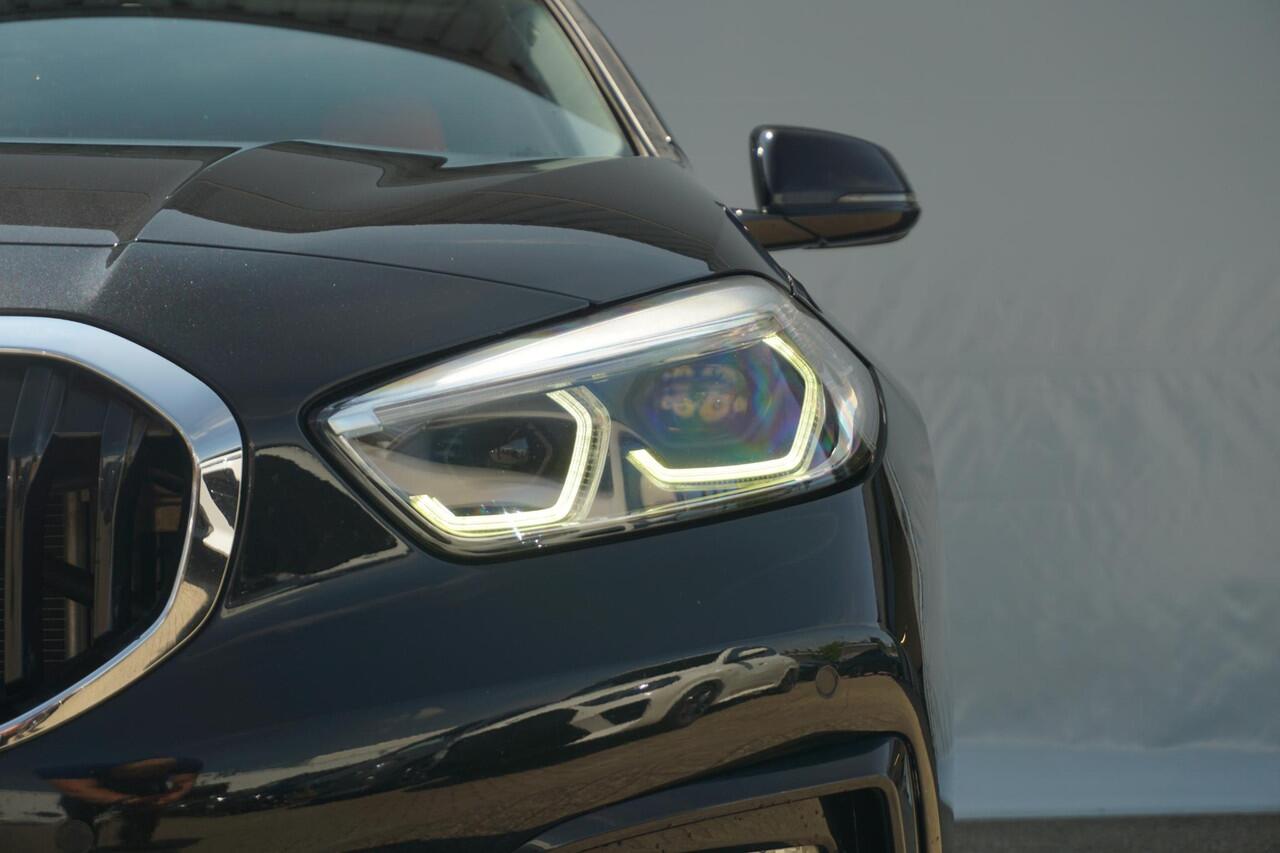 BMW 1-SERIE 118i High Executive Sport Line 18'' / HiFi / Verwarmde voorstoelen / Sportstoelen