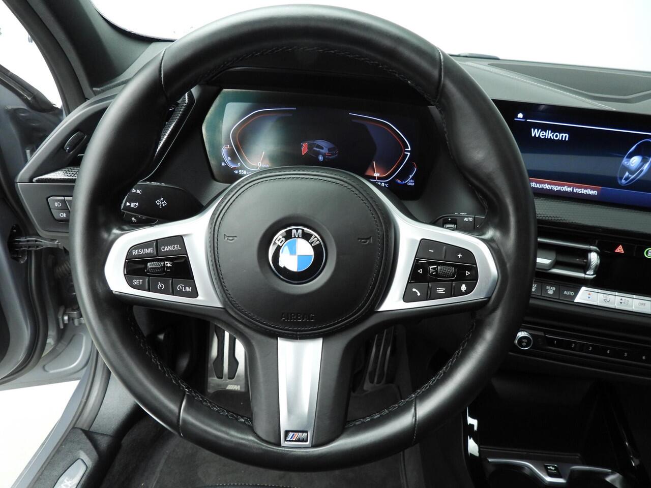 BMW 1-SERIE 5-deurs 118i | M-Sportpakket | LED | Leder | Navigatie | Schuifdak | Trekhaak | Sportstoelen | DAB | Hifi speakers | Alu 17 inch