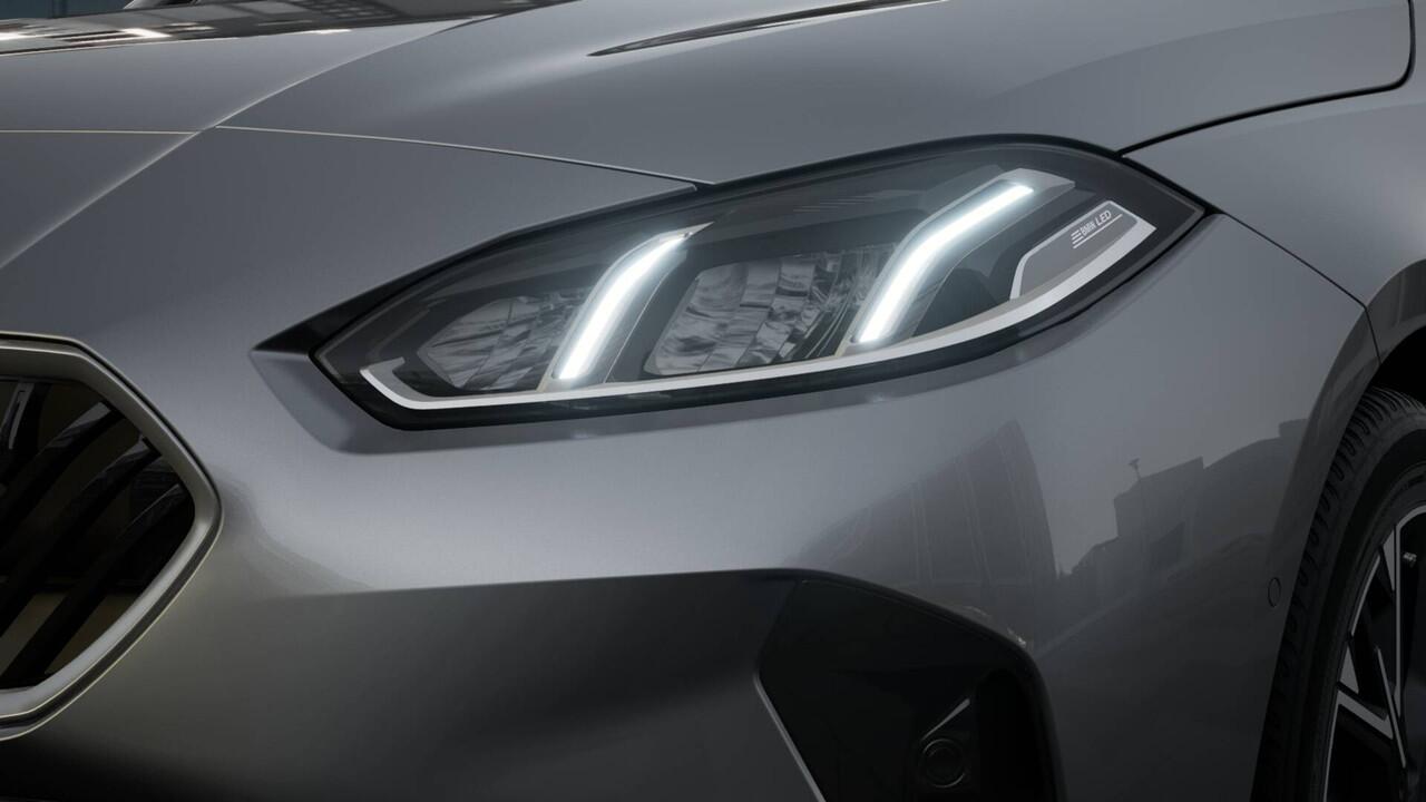 BMW 1-SERIE 120 M Sport Automaat / Sportstoelen / M Adaptief onderstel / Parking Assistant / Driving Assistant / Extra getint glas achter