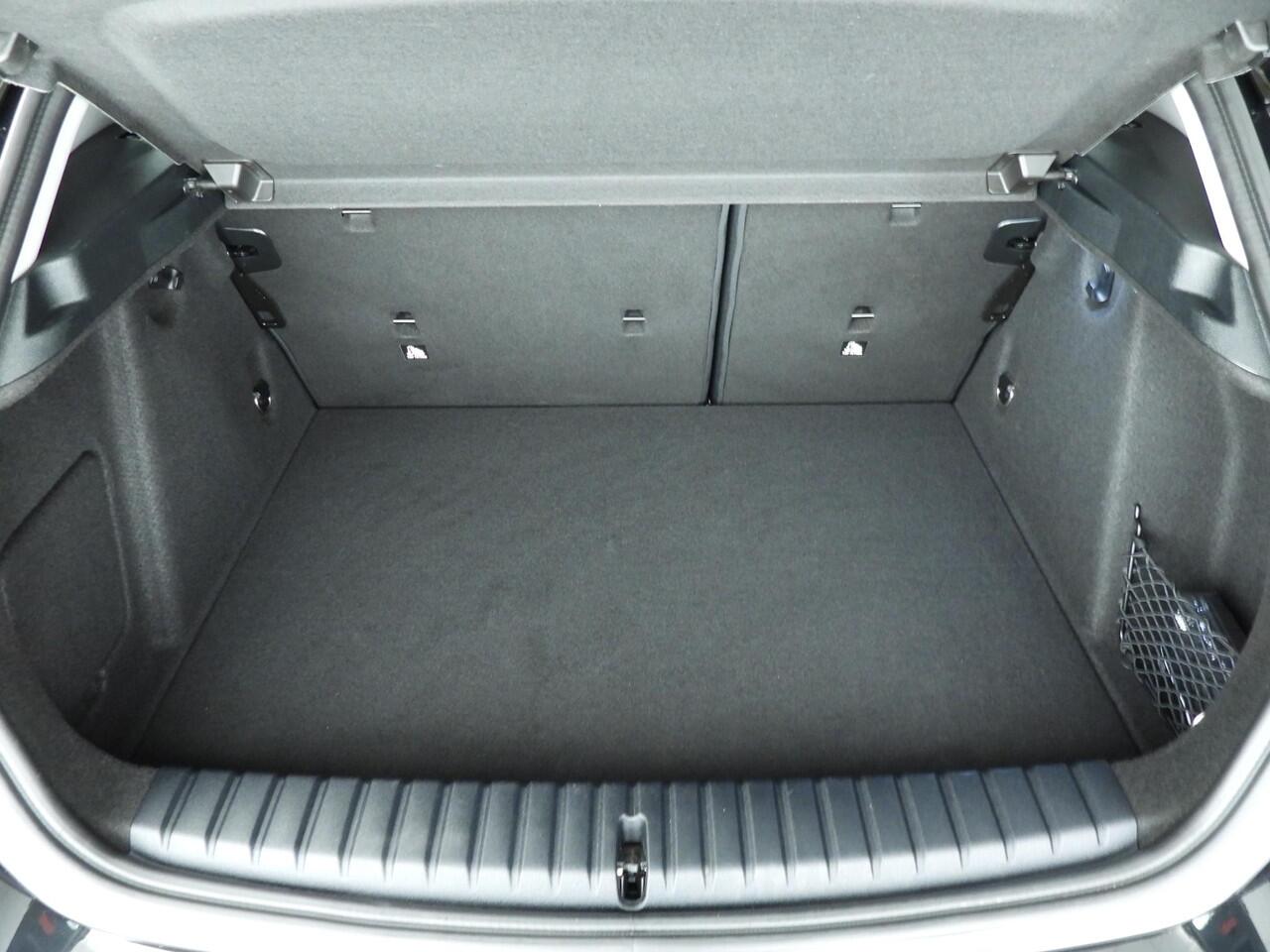 BMW 1-SERIE 5-deurs 118i | LED | Leder | HUD | Schuifdak | Active cruise | Stoelverwarming | DAB | Hifi speakers | Alu 17 inch