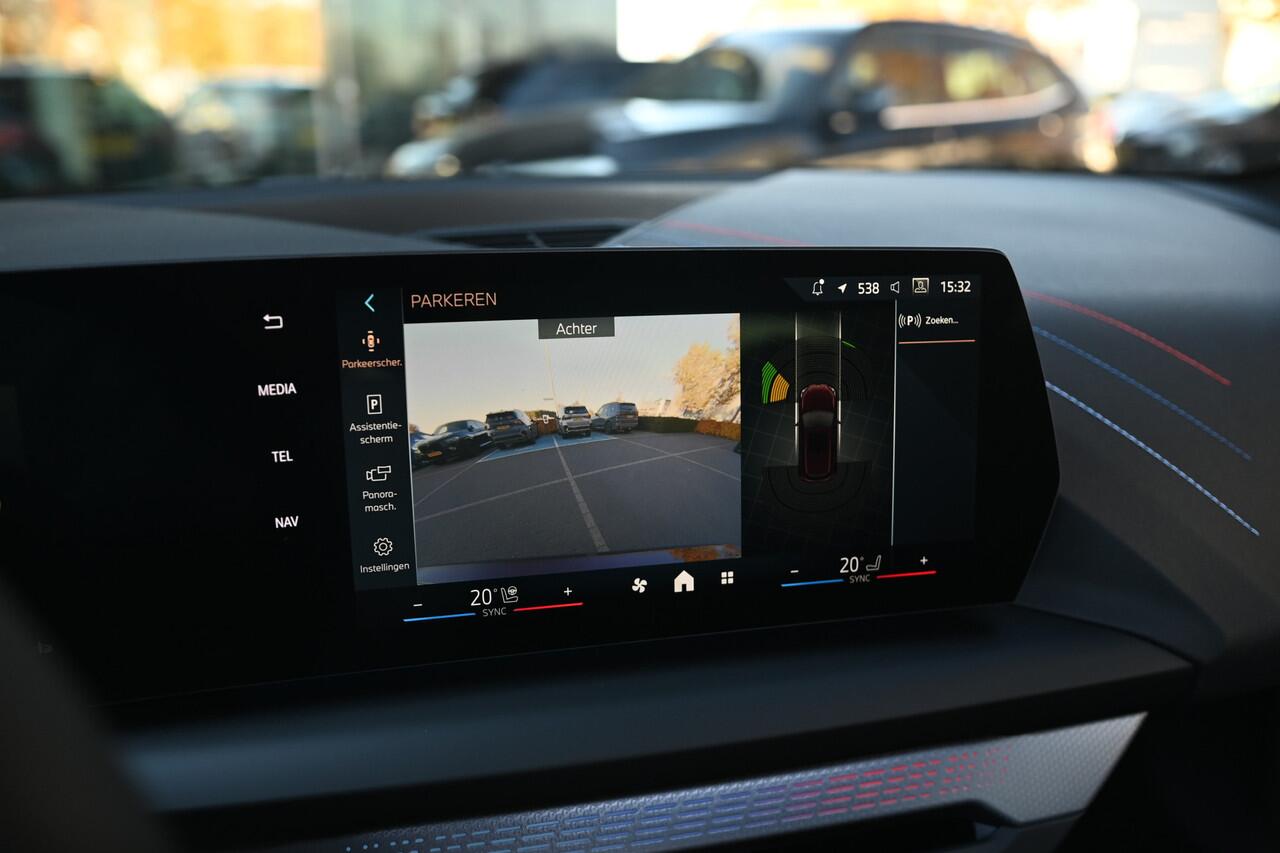 BMW 1-SERIE 120 M Sport Automaat / Panoramadak / Sportstoelen / M Adaptief onderstel / Achteruitrijcamera / Comfort Access / Adaptieve LED / Harman-Kardon