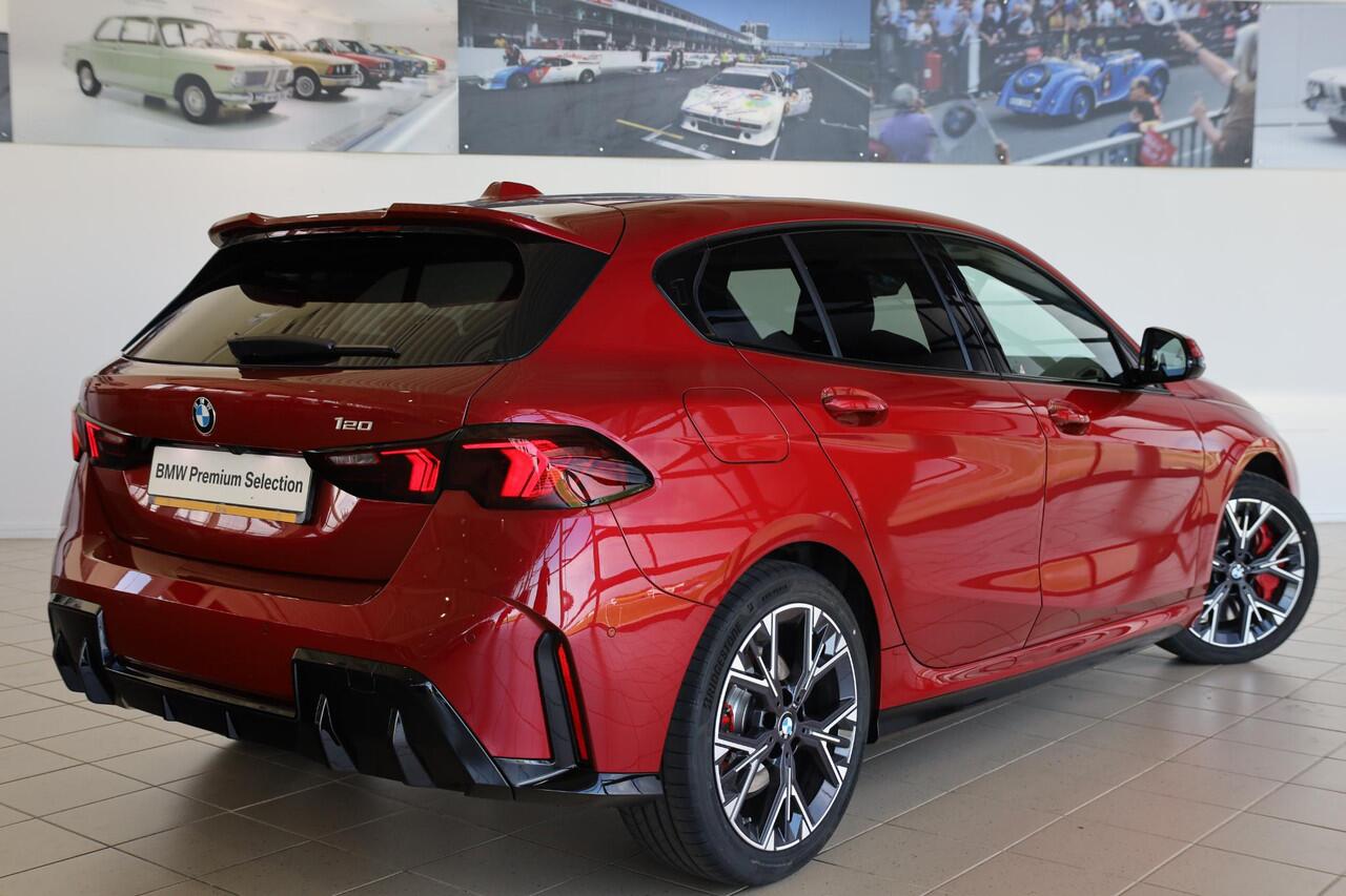 BMW 1-SERIE 120 | M Sportpakket Pro | Alcantara | Stoel & Stuurwielverwarming | Dodehoekdetectie | Comfort Access | Achteruitrijcamera | Adaptieve LED