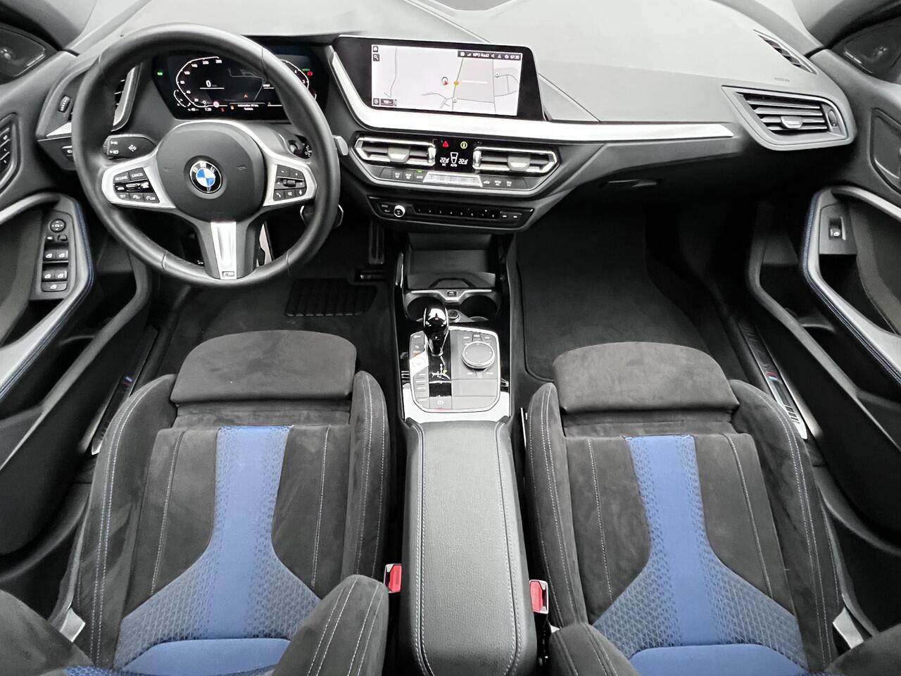 BMW 1-SERIE 118i / Dealer onderhouden / M-Sport / Panorama schuifdak / Head Up Display / Adaptieve Cruise Control / Harman Kardon Audio / Alcantara Sportstoelen / 19" / Camera /