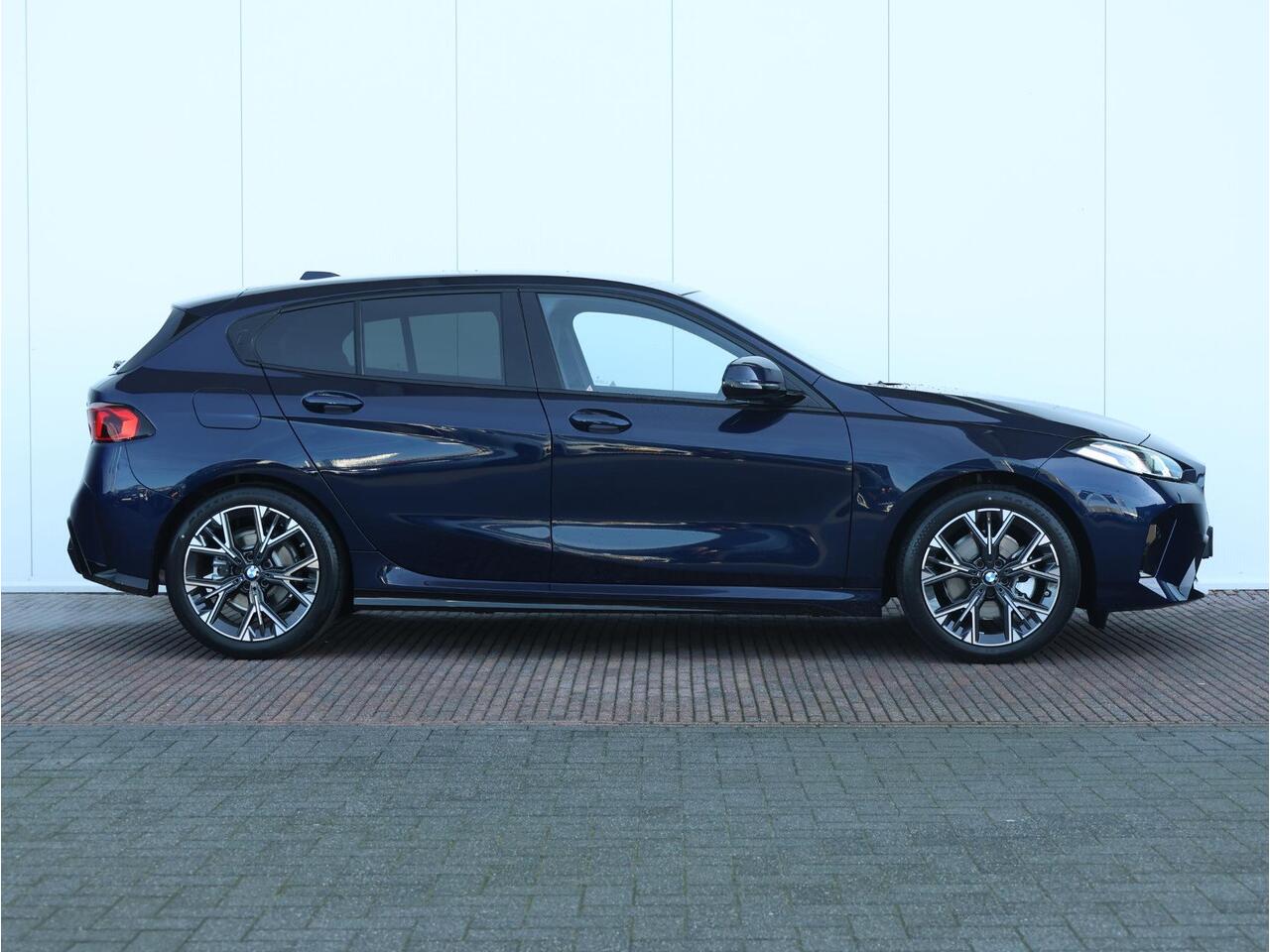 BMW 1-SERIE 120 M Sport Design Edition M Sportpakket/ Stuurwielrand verwarmd/ Achteruitrijcamera/ Getint Glas/ Sportstoelen/ Stoelverwarming/ Driving Assistant