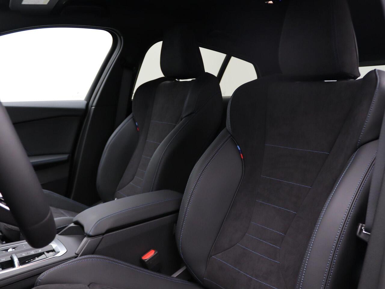 BMW 1-SERIE 120 M Sportpakket | Premium Pack | Stuurwielrand Verwarmd | Achteruitrijcamera | Driving Assistant | 19''