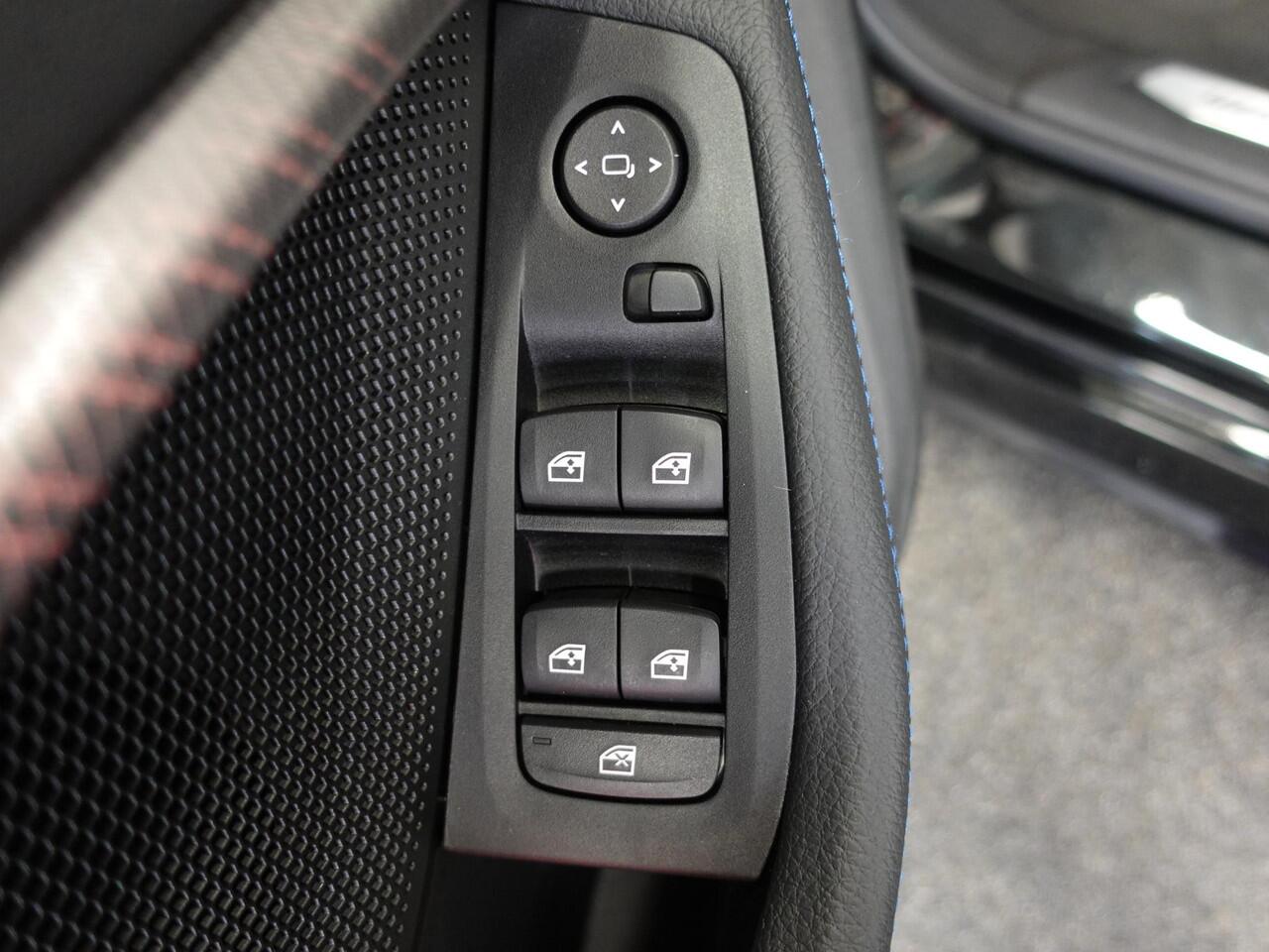 BMW 1-SERIE 118i M-Sport Automaat | DEMO ! | Digitale Cockpit | Climate control | Stoel verwarming | LED | Sfeer verlichting | Lichtmetalen velgen | Navigatie | Apple carplay/ Android auto | Parkeersensoren