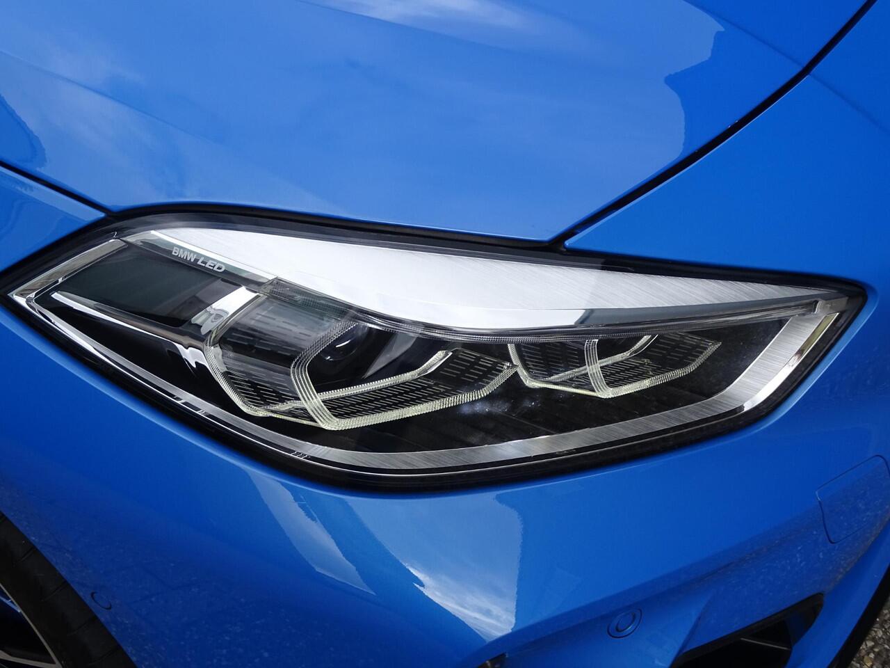 BMW 1-SERIE M135i xDrive High Executive PANORAMADAK|HEAD-UP DISPLAY|DODEHOEK DETECTIE|ACHTERUIT RIJ CAMERA|SPORT STOELEN|KEYLESS ENTRY/GO|NAVIGATIE|LASER KOPLAMPEN