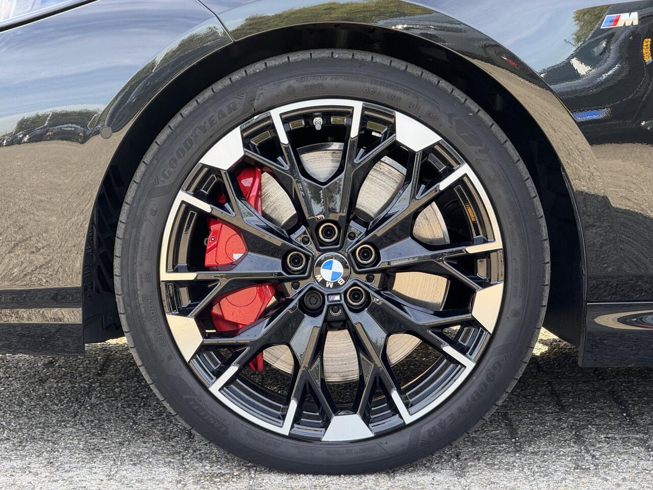 BMW 1-SERIE M135 xDrive | M-Sport Pro | 19'' | Panorama | Stuur + Stoelverw. | Harman/Kardon