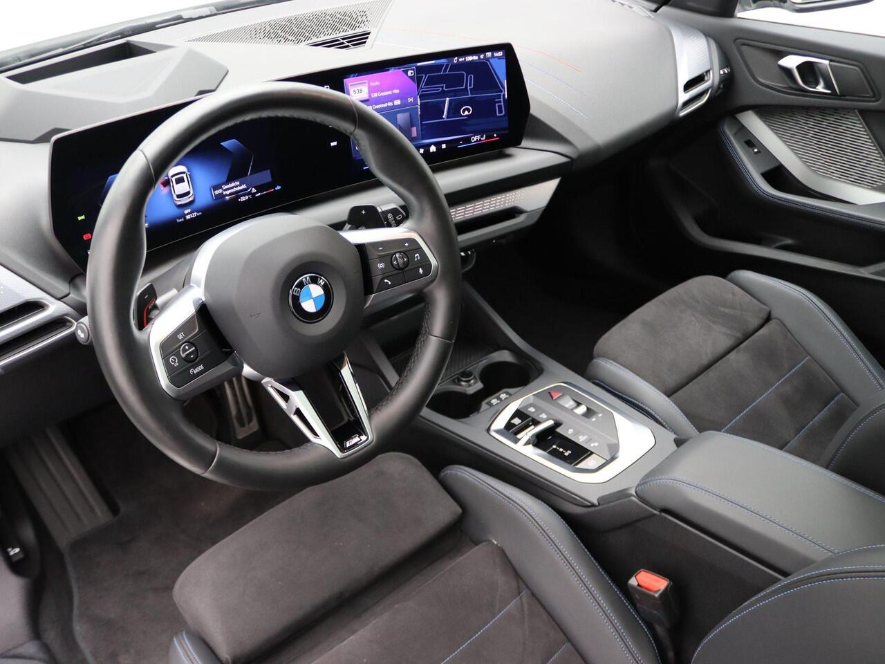 BMW 1-SERIE 120 M Sportpakket | Panoramadak | Head-Up Display | Elek. Stoelen met Memory | 18"