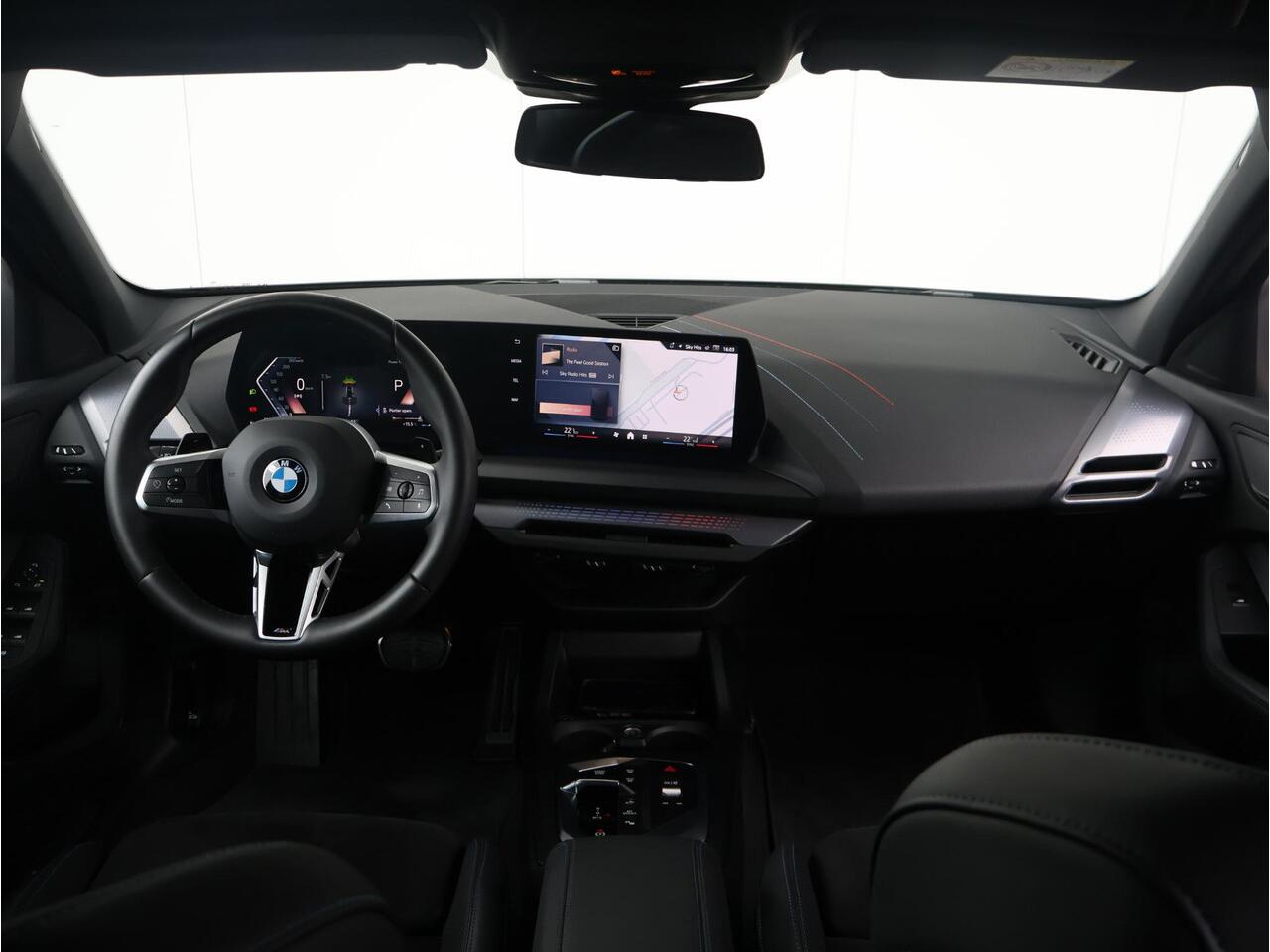 BMW 1-SERIE 120 M Sport /Camera/ Stoelverwarming/ Parkeersensoren voor én achter | 18" LM Y-Spaak | M Adaptief onderstel