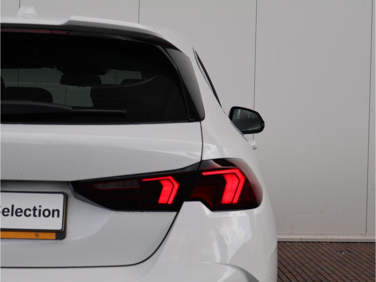 BMW 1-SERIE 120 M Sportpakket Pro / Premium Pack / Harman Kardon / Extra Getint Glas / 19'' M-Performance / M-Performance frontsplitter / | Ekris Selection