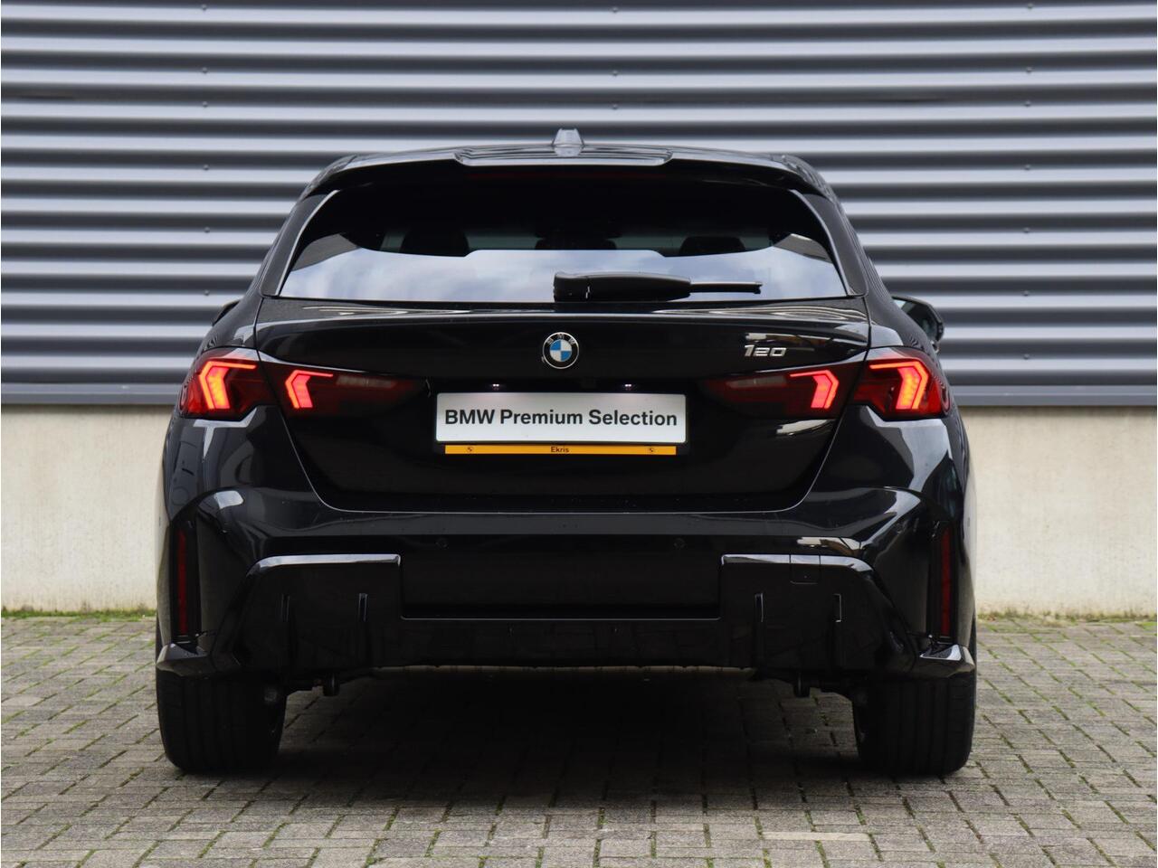 BMW 1-SERIE 120 | M Sportpakket Pro | Panodak | Harman Kardon | Driving Assistant | Achteruitrijcamera | Comfort Access | 19'' LMV