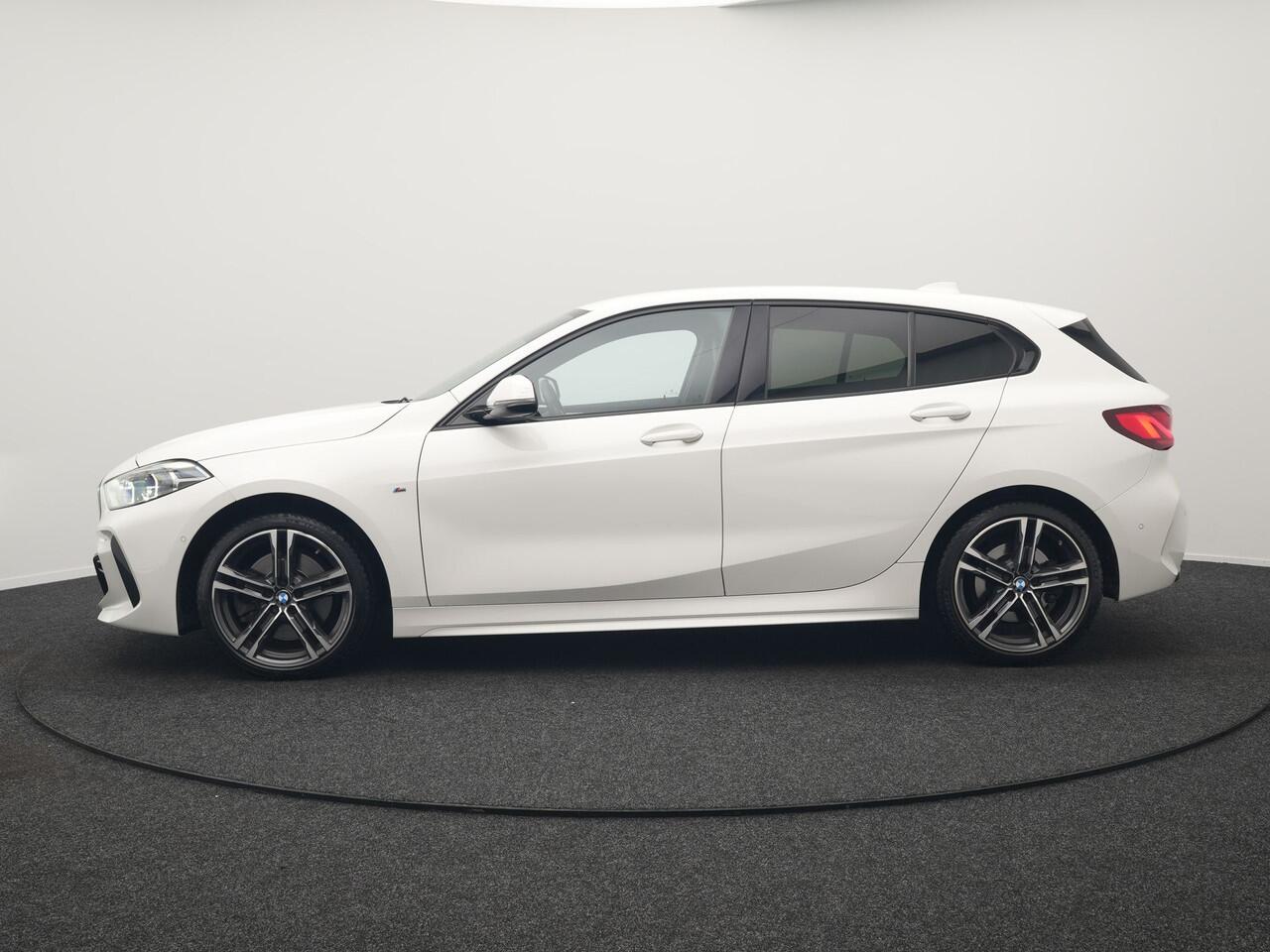 BMW 1-SERIE 120i M-Sport 179pk Dealer O.H. | Adaptive Cruise | Camera | LED Koplampen | Virtual | Apple Carplay | Sportstoelen & Stuur Verwarmd | Sfeerverlichting | Keyless | DAB |