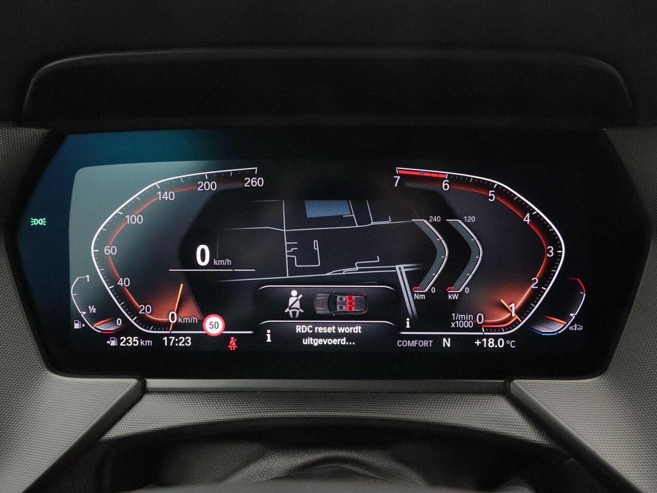 BMW 1-SERIE 118i Executive Edition 140 Pk | Sportstoelen | Cruise Control | LED | Climate Control | Navigatiesysteem | Digitaal Dashboard | Parkeersensoren | 17 Inch