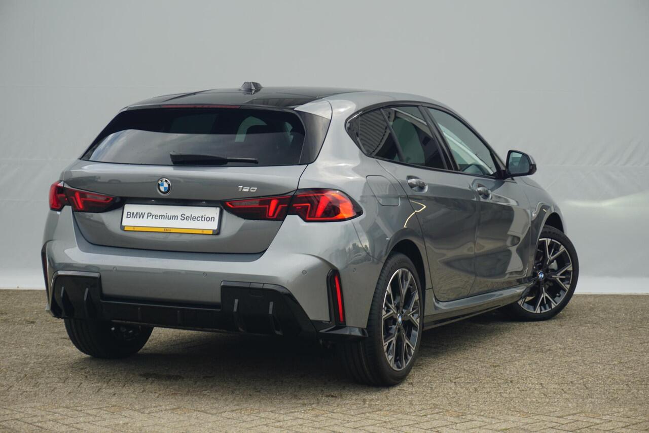 BMW 1-SERIE 5-deurs 120 M Sport Design 18'' / Voorstoelen verwarmd / Driving Assistant / Parking Assistant