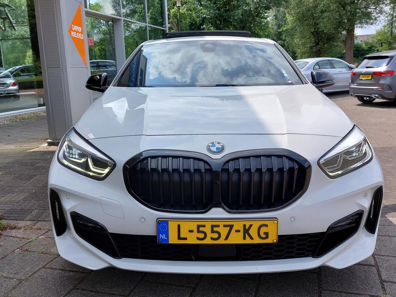 BMW 1-SERIE 116i Automaat Business Edition M-Sport | Navi | Apple Carplay+Android Auto | Clima | Cruise | Led Koplampen | Panorama Schuifdak | Pdc V+A+Camera | Licht+Regensensor | Privacy Glass | 17''lm