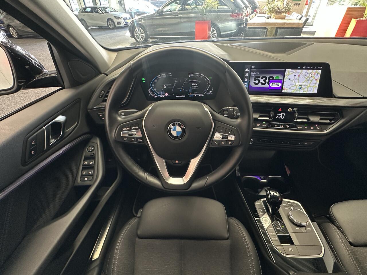 BMW 1-SERIE 120 M SPORT DESIGN EDITION NAVIGATIE CRUISE CONTROL STOEL EN STUURVERWARMING PANORAMA SCHUIF/KANTELDAK BLUETOOTH TELEFOON APPLE CARPLAY/ANDROID RIJSTROOKSENSOREN PDC ZEER MOOI !! 3010